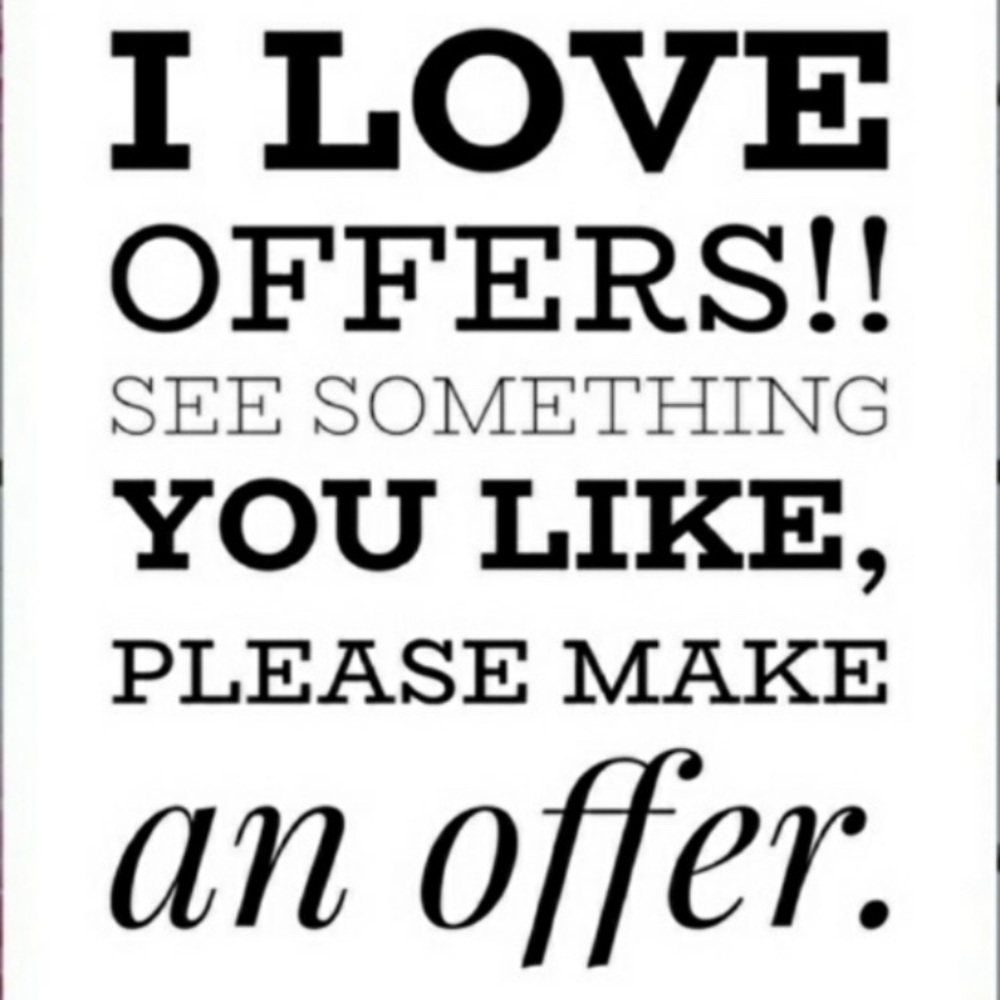 Hi Poshers! DOES IT CATCH YOUR EYE? Don’t be afraid to make an offer!